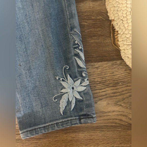 Loft ladies jeans size 6 flower embroidered. Straight leg size 6/28. - Picture 3 of 11